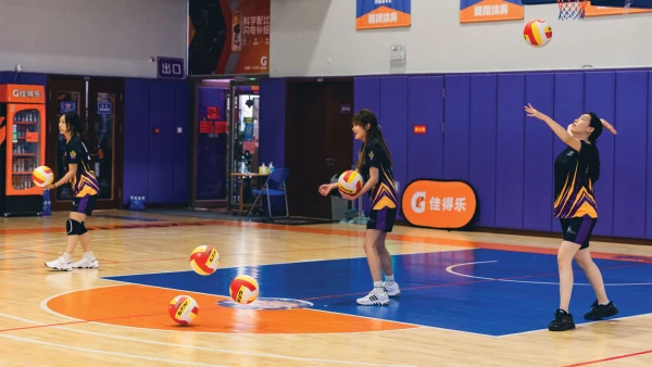 烟台华盛国际学校体育课上，三名女学生正在练习排球
