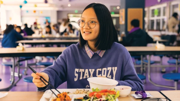 烟台华盛国际学校的食堂里，女学生正在吃健康的午餐