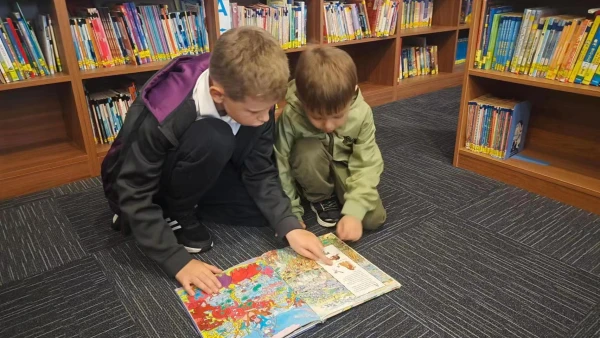 烟台华盛国际学校幼儿中心，两位年轻的男学生在一起读书