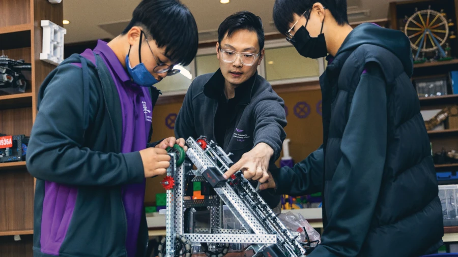 烟台华盛国际学校的三名男生正在学习机器人技术