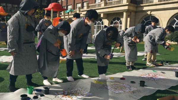 young students outside yantai huasheng international school elementary creating art