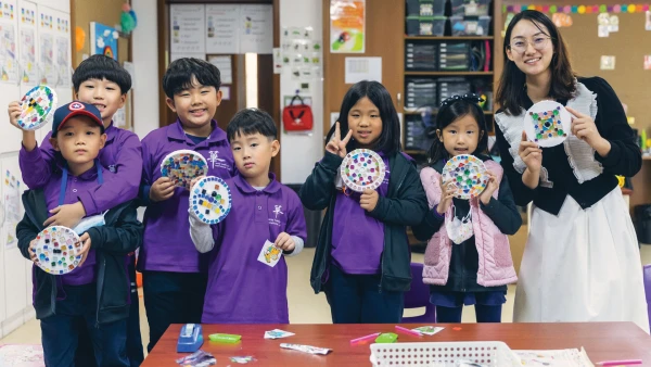yantai huasheng international school elementary students creating arts and crafts with teacher