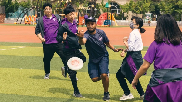 yantai huasheng international school high school students playing frisbee together