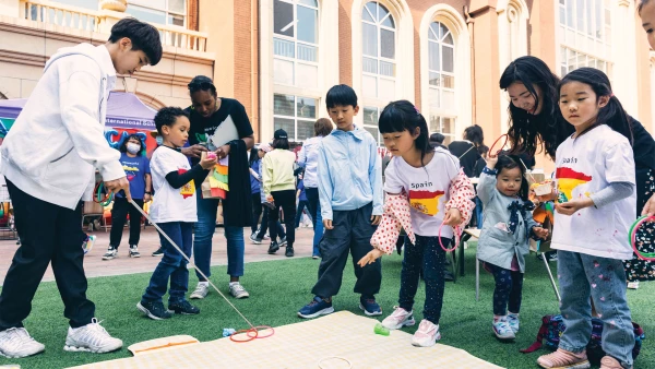 students playing outside yantai huasheng international school elementary department