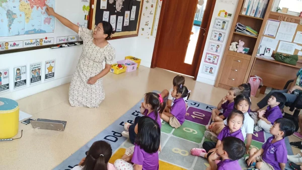 teacher and students learning together at yantai huasheng international school early childhood center