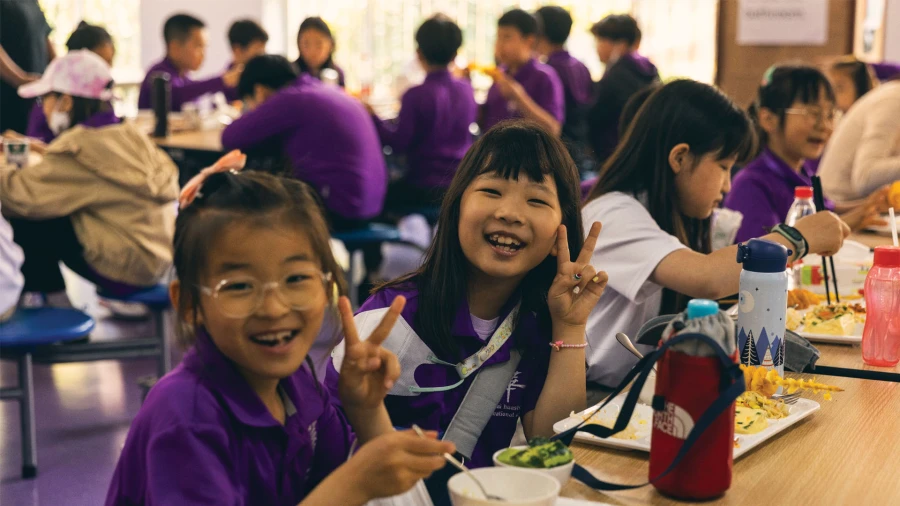 yantai huasheng international school middle school female students eating lunch